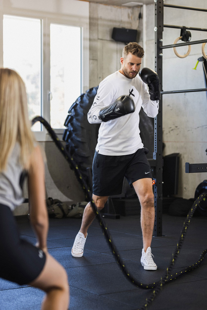 Trainer boxt in einem Fitnessstudio.